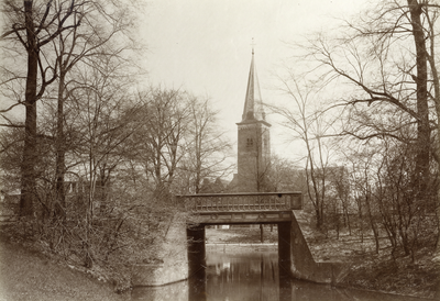 220853 Gezicht op het bruggetje van Gerlings in de Catharijnesingel te Utrecht, over het Geertegrachtje in de tuin van ...